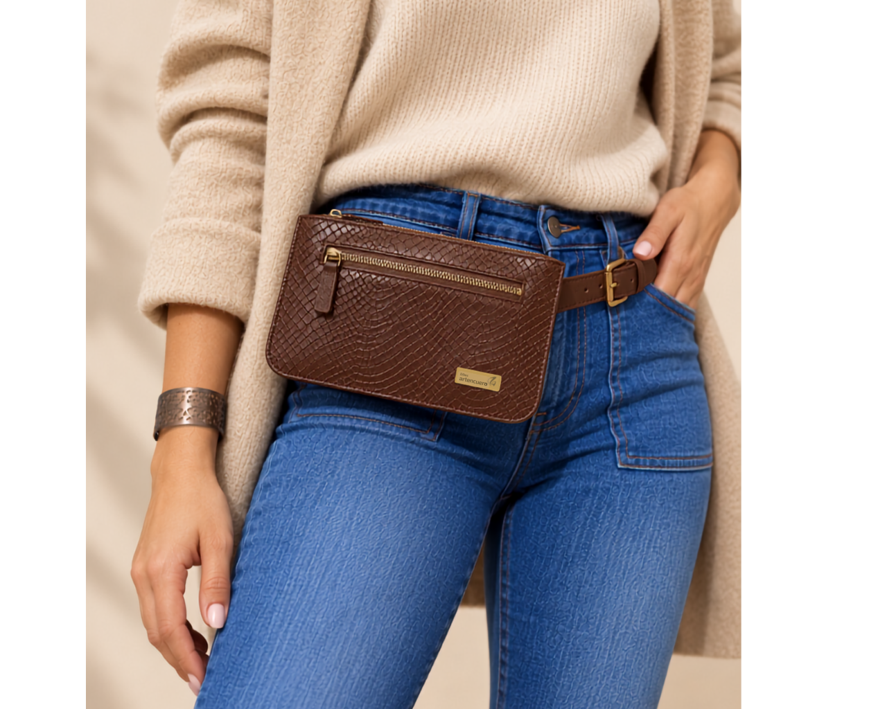 Bolso Riñonera en Cuero Alexa Mimbre Café - Imagen 2