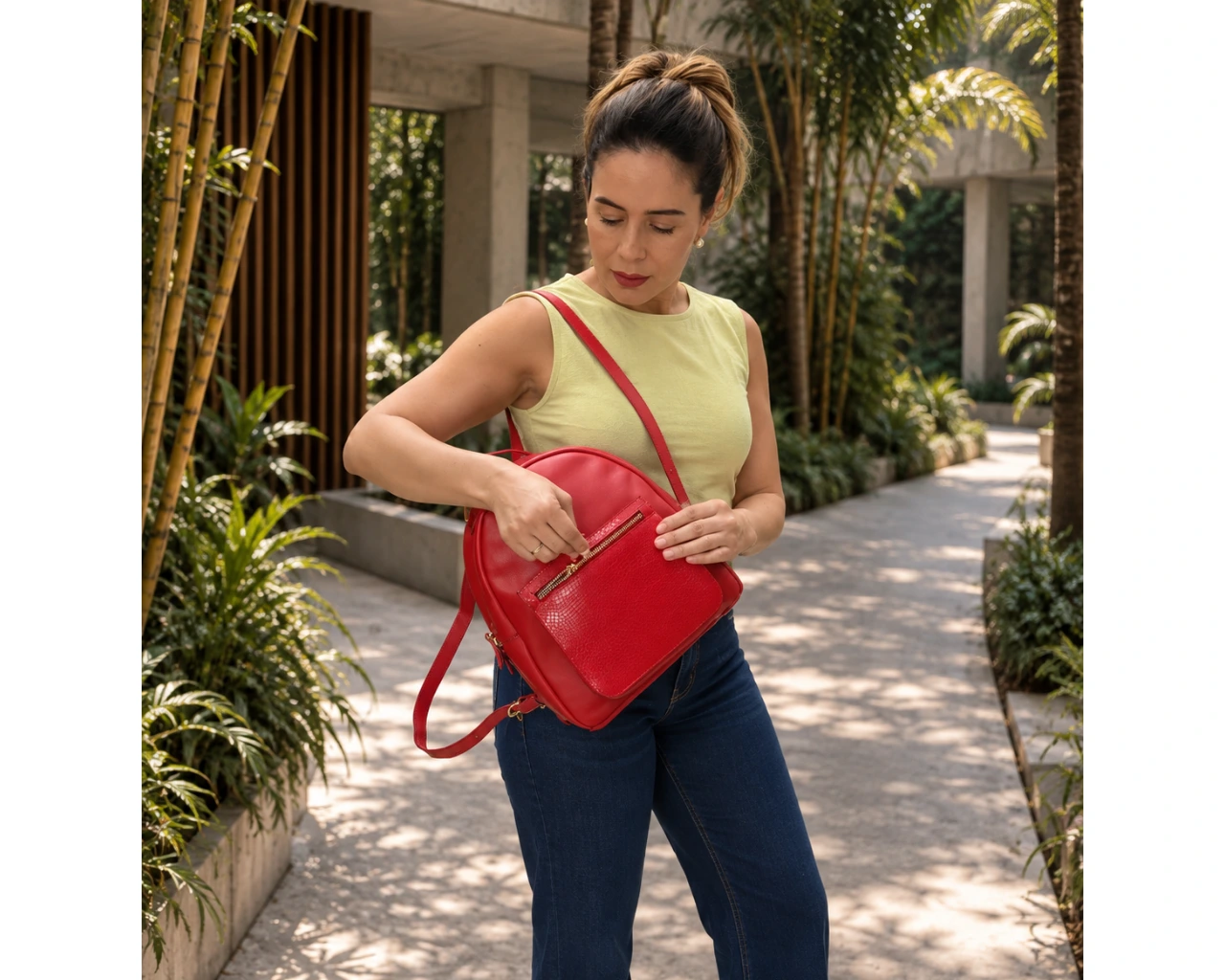 Morral de Cuero Rojo para Mujer Nani Texturizado - Imagen 4