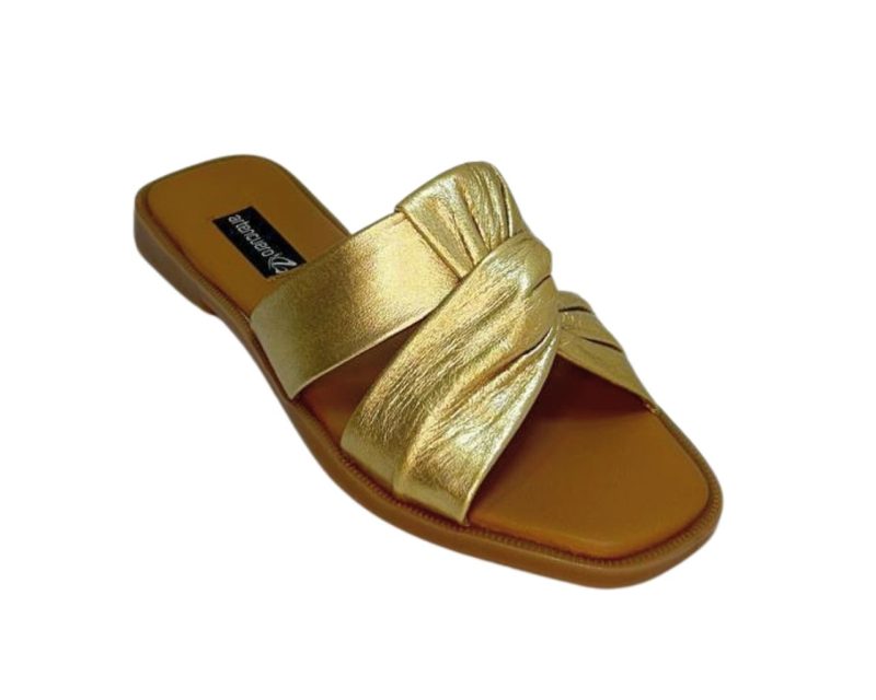 Sandalia Plana en Cuero Valentina Oro