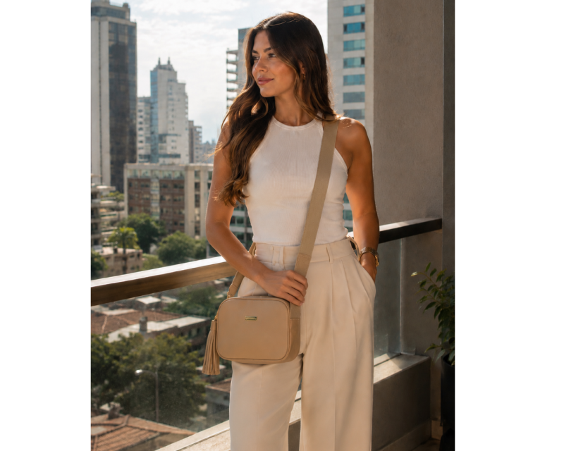 Bolso en Cuero Manos Libres Marcia Taupé reata Beige - Imagen 2